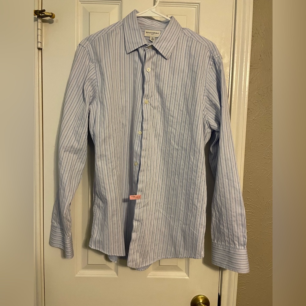 Banana Republic men’s M bottom down blue pin-striped shirt